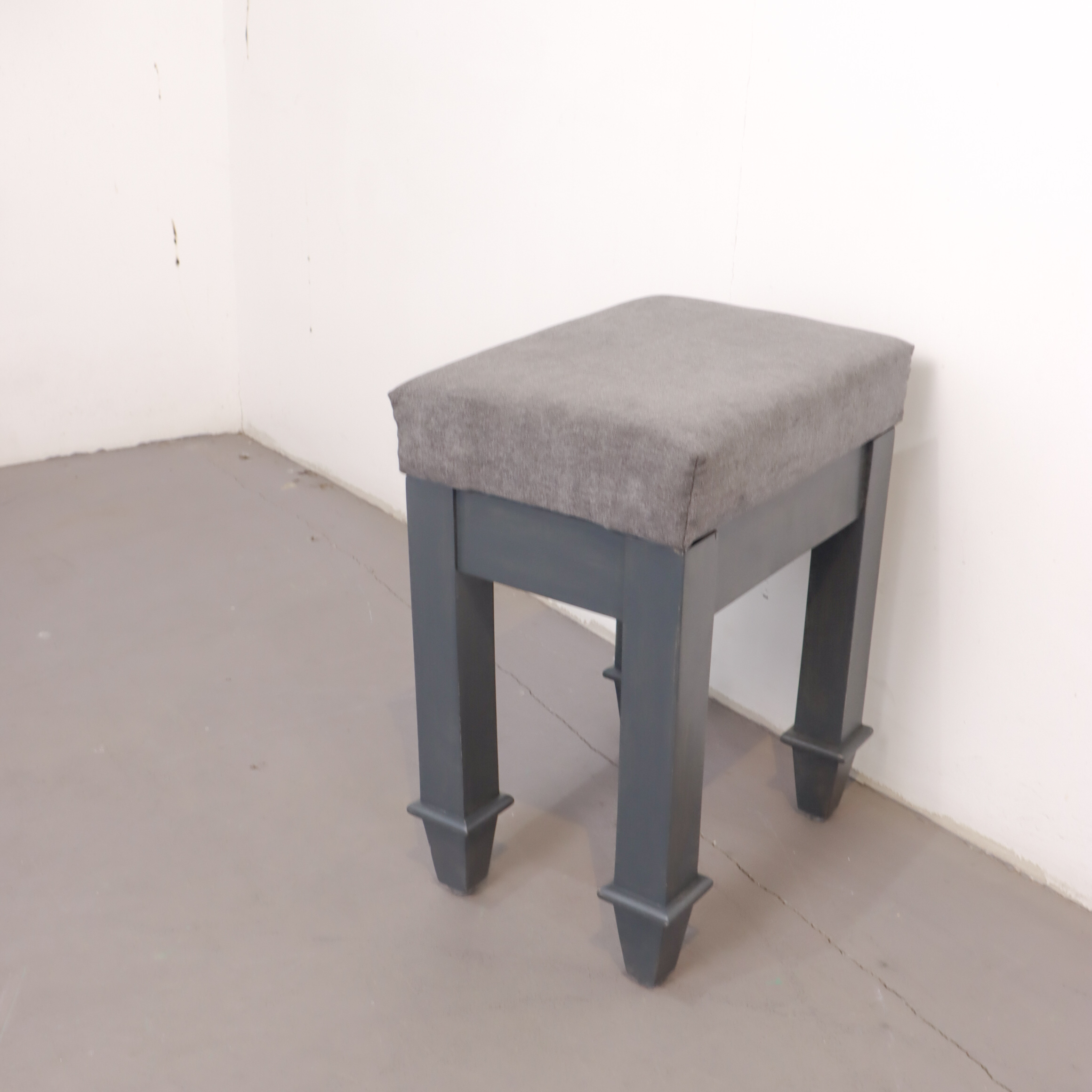 Priyanka Stool